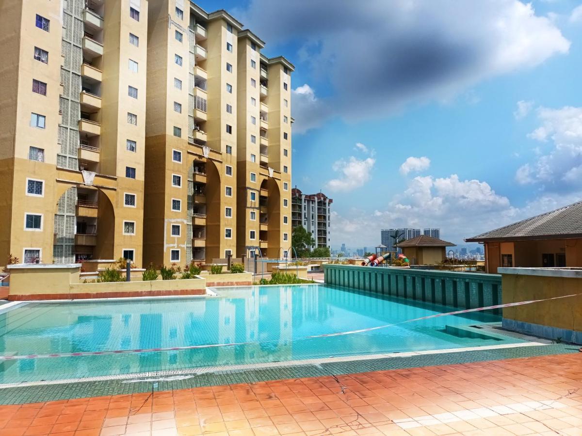 3 Bedrooms With Pool Hanan Residence Ketumbar Heights Condominium Cheras Exterior photo